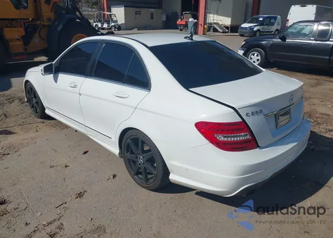 2013 Mercedes-Benz C 250 Sport z USA, uszkodzony, nr VIN WDDGF4HB9DA755681